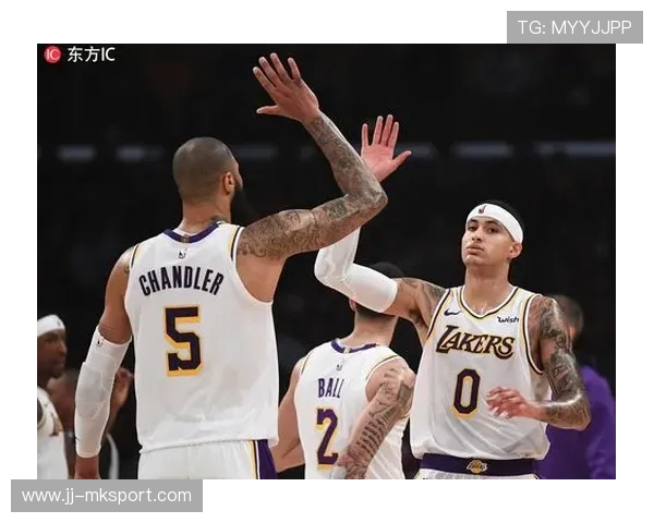 库兹马底线反跑接球暴扣抢镜